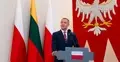 Karol Nawrocki przemawia, w tle flaga Polski i Litwy