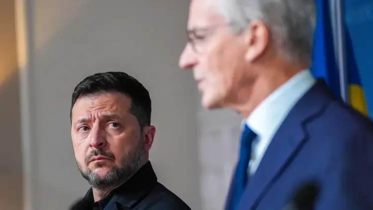 Wołodymir Zełenski na konferencji prasowej, na pierwszym planie mężczyzna