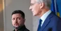 Wołodymir Zełenski na konferencji prasowej, na pierwszym planie mężczyzna