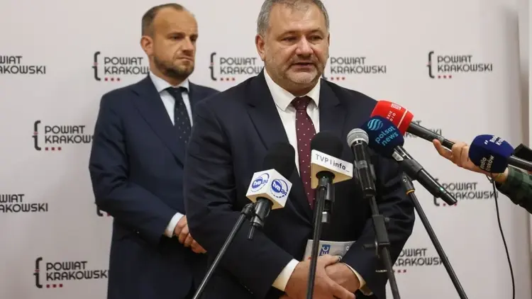 Wademar żurek przemawia do mikrofonu