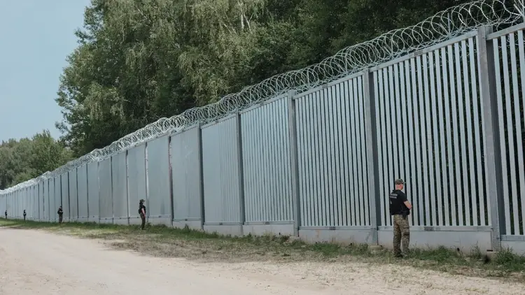 płot i straż graniczna na granicy polsko-białoruskiej