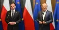 Andrzej Domański i Donald Tusk. W tle flagi Polski i UE