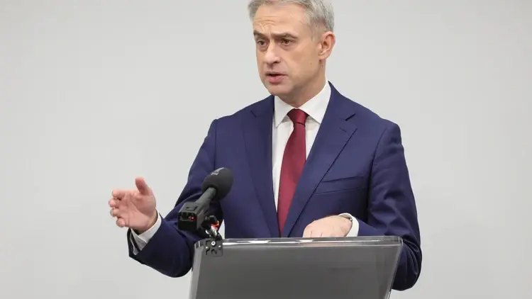 Krzysztof Gawkowski przemawia i gestykuluje