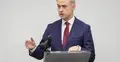 Krzysztof Gawkowski przemawia i gestykuluje