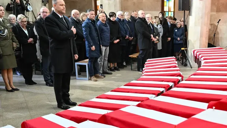 Prezydent Karol Nawrocki na pogrzebie ofiar systemu komunistycznego