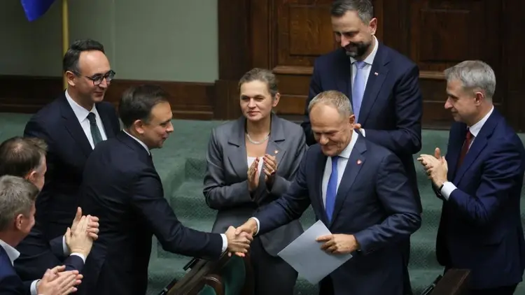 Andrzej Domański, Donald Tusk podają sobie ręce