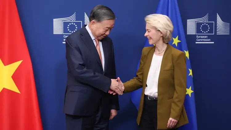 Przewodnicząca KE Ursula von der Leyen i prezydent Wietnamu To Lam