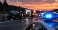 wrak samochodu i służby ratunkowe
