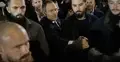 Karol Nawrocki po meczu Jagiellonii Białystok wita się z kibicami