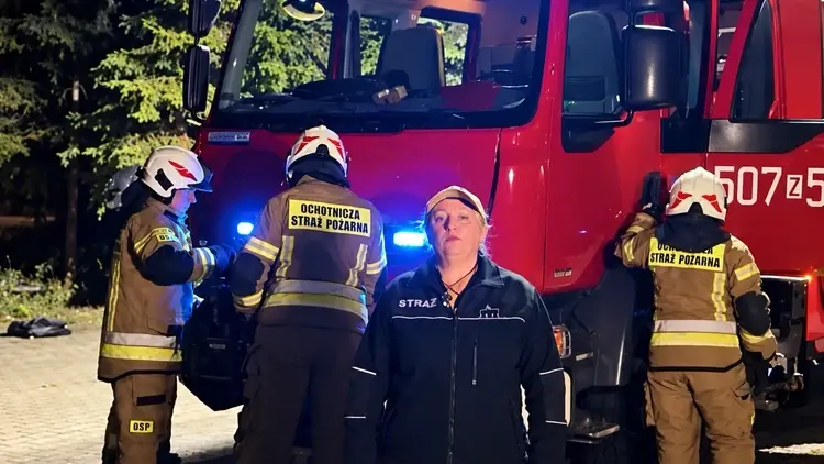 Wóz strażacki OSP ze Smolęcina - zdjęcie edytowane w AI