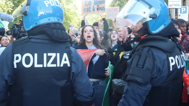 Konfrontacja protestujących z policją w Mediolanie