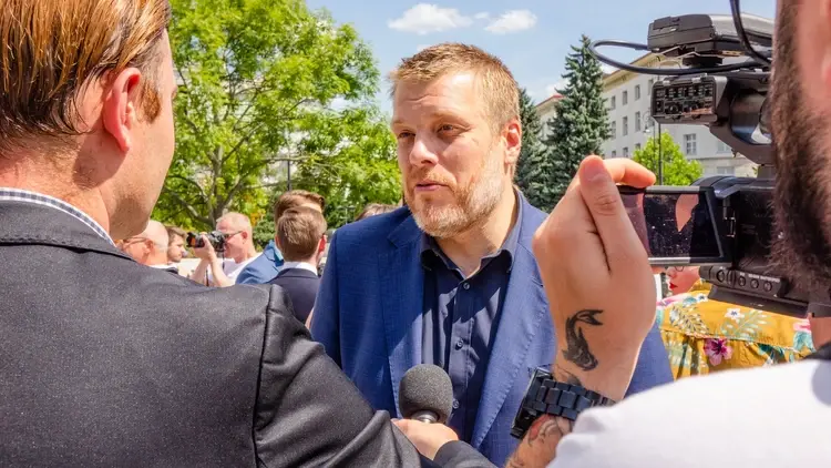 Adrian Zandberg udziela wywiadu