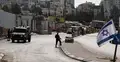 Izraelscy żołnierze pełnią wartę przy zamkniętej bramie wojskowej przy jednym z wjazdów do miasta Hebron na Zachodnim Brzegu Jordanu.