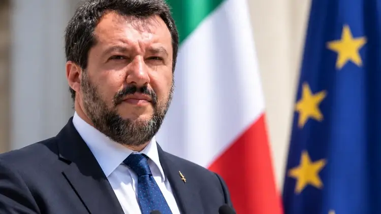 Matteo Salvini na tle flagi włoskiej