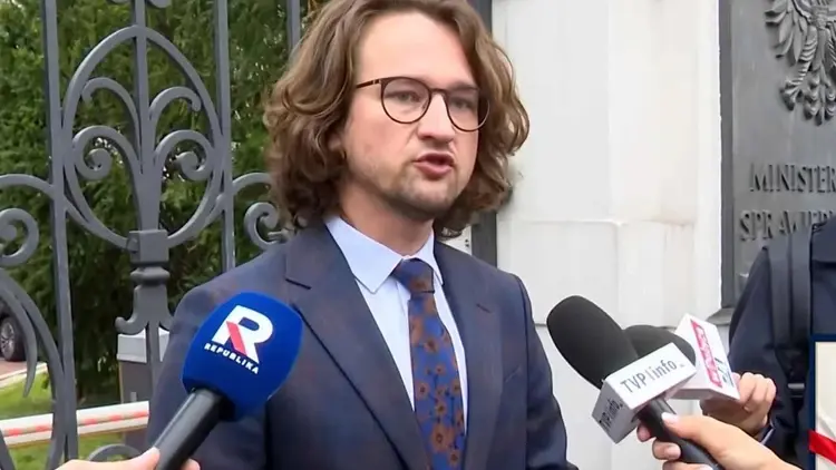 Michał Sopiński rozmawia z dziennikarzami