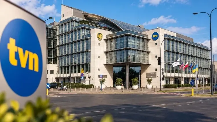 siedziba TVN i logo telewizji