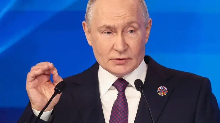 Władimir Putin gestykuluje podczas przemowy