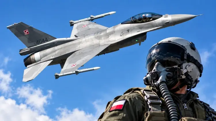 Polski F-16 i pilot myśliwca na tle nieba