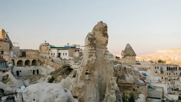 kapadocja widok na formacje skalne i dom