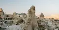 kapadocja widok na formacje skalne i dom