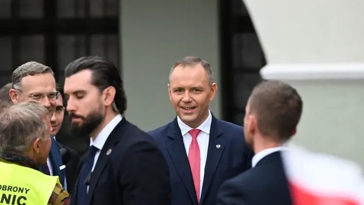 karol nawrocki obok funkcjonariusz SOP