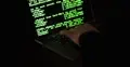 monitor laptopa z danymi i ręką na klawiaturze
