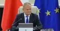 Donald Tusk na posiedzeniu Rady Ministrów, w tle flaga Polski i UE