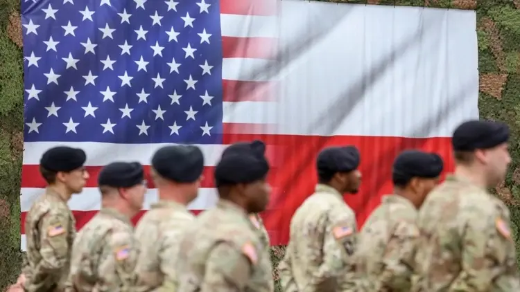 Żołnierze polscy i amerykańscy na tle flagi Polski i USA