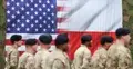 Żołnierze polscy i amerykańscy na tle flagi Polski i USA