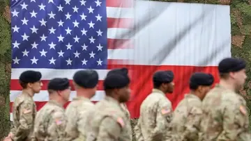 Żołnierze polscy i amerykańscy na tle flagi Polski i USA