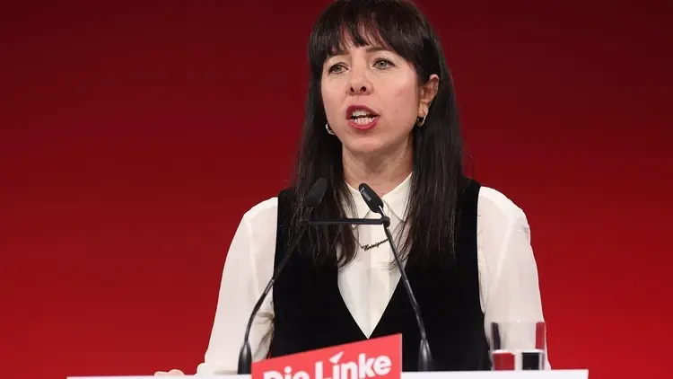 Elif Eralp przemawia na wiecu politycznym
