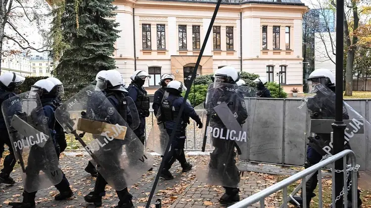 Policja przed budynkiem Trybunału Konstytucyjnego w Warszawie
