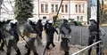 Policja przed budynkiem Trybunału Konstytucyjnego w Warszawie