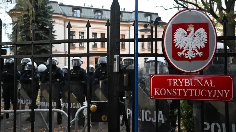 kordony policji pod TK