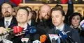 Liderzy Konfederacji Krzysztof Bosak i Sławomir Mentzen przed Pałacem Prezydenckim w Warszawie
