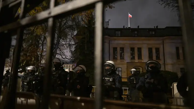 Policja przed gmachem Trybunału Konstytucyjnego