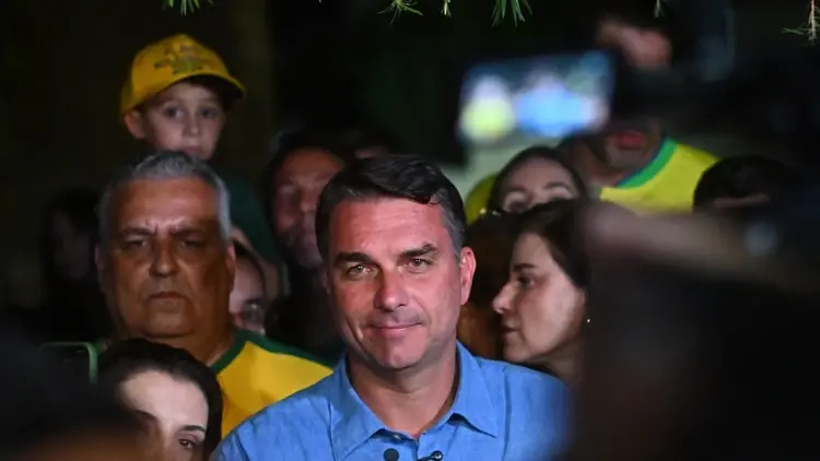 Flávio Bolsonaro wygrał pierwszą turę. Media obiegły pierwsze komentarze