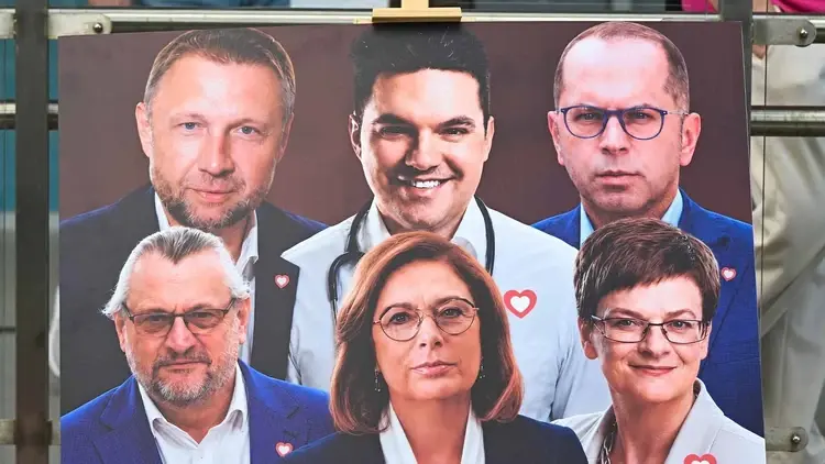 Lekarz Dawid Kacprzyk (na środku ilustracji)