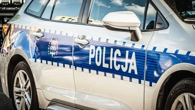 radiowóz policyjny widziany z boku