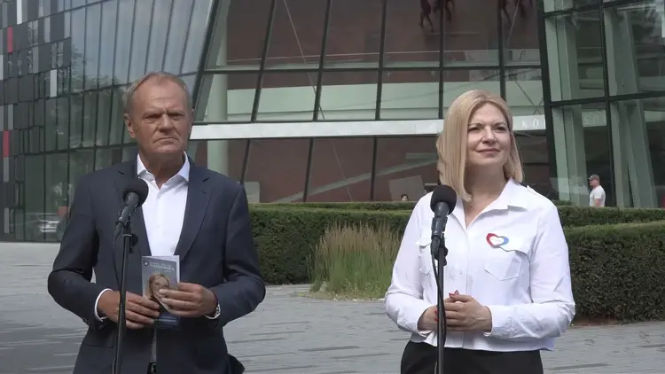 Donald Tusk i Monika Piątkowska na konferencji prasowej w Krakowie