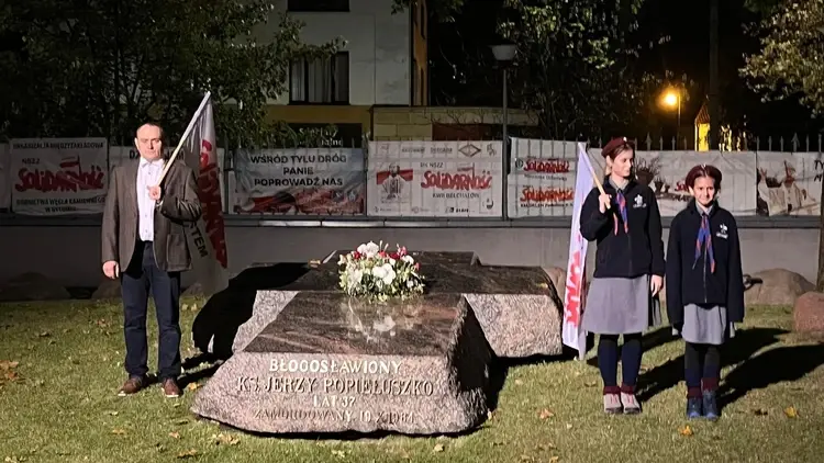 Honorowa warta przy grobie bł. ks. Jerzego Popiełuszki