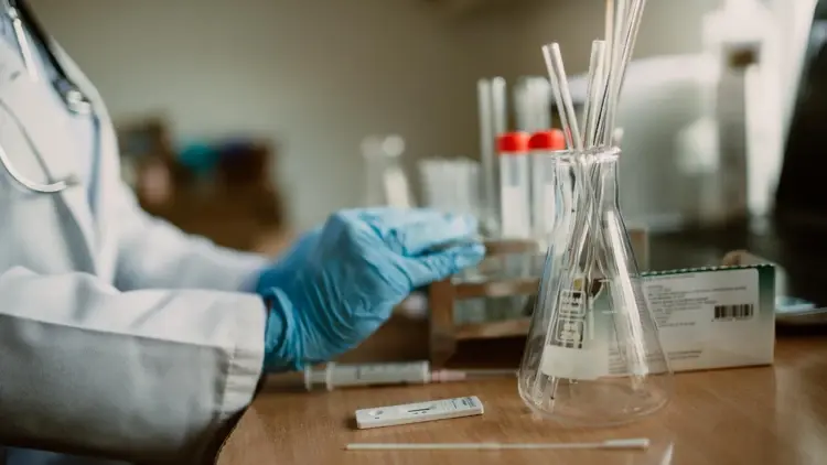 Dłonie naukowca w laboratorium
