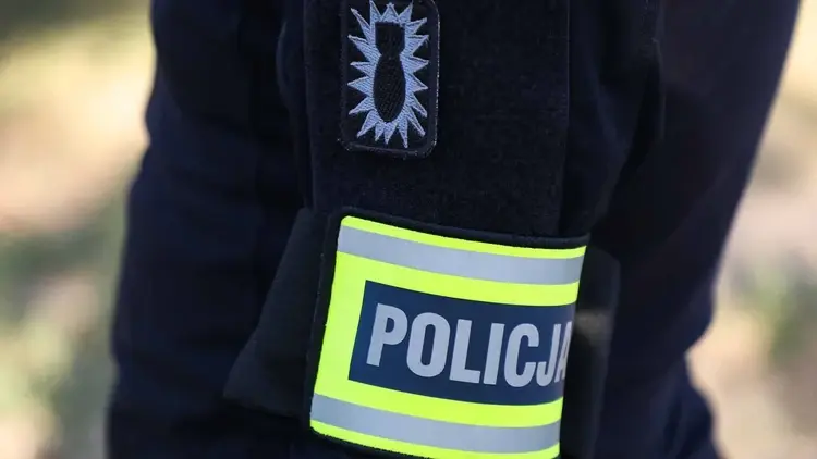 Policyjny saper na miejscu zdarzenia w Ostrołęce