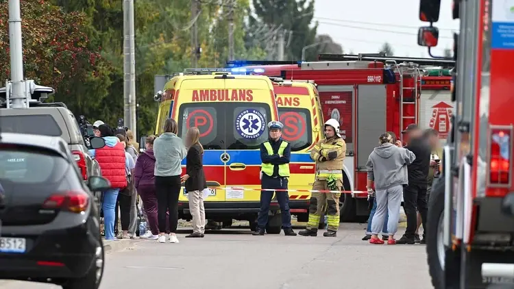 Policjant, strażak i karetki pogotowia przed Szkołą Podstawową im. Jana Pawła II w Leszczydole-Nowinach