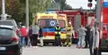 Policjant, strażak i karetki pogotowia przed Szkołą Podstawową im. Jana Pawła II w Leszczydole-Nowinach