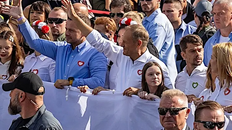 Michał Kołodziejczak i Donald Tusk na Marszu Miliona Serc