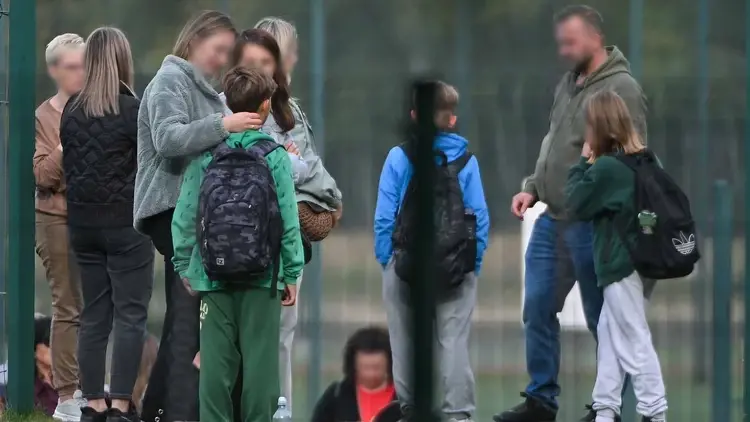 Uczniowie z rodzicami przed szkołą podstawową im. Jana Pawła II w Leszczydole-Nowinach