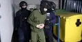 Skuty kajdankami nastolatek prowadzony przez policję