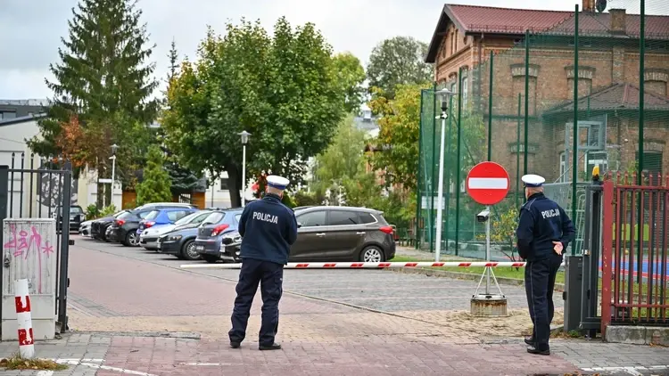 Patrole policji przed zamkniętą szkołą w Mińsku Mazowieckim