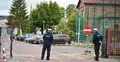 Patrole policji przed zamkniętą szkołą w Mińsku Mazowieckim